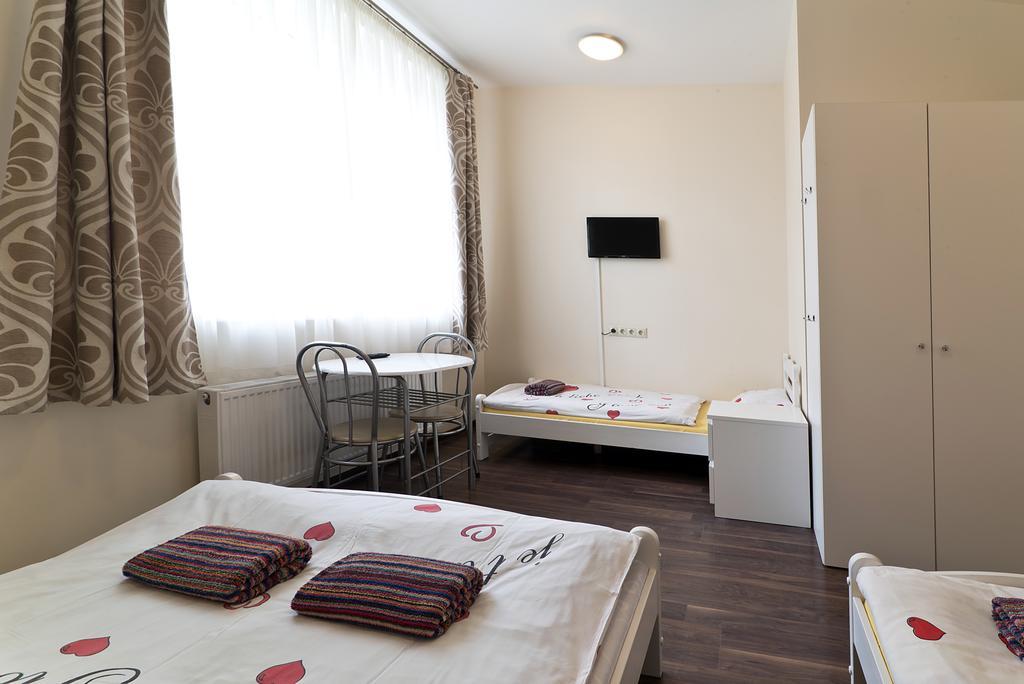 Happy Hotel Riga Buitenkant foto